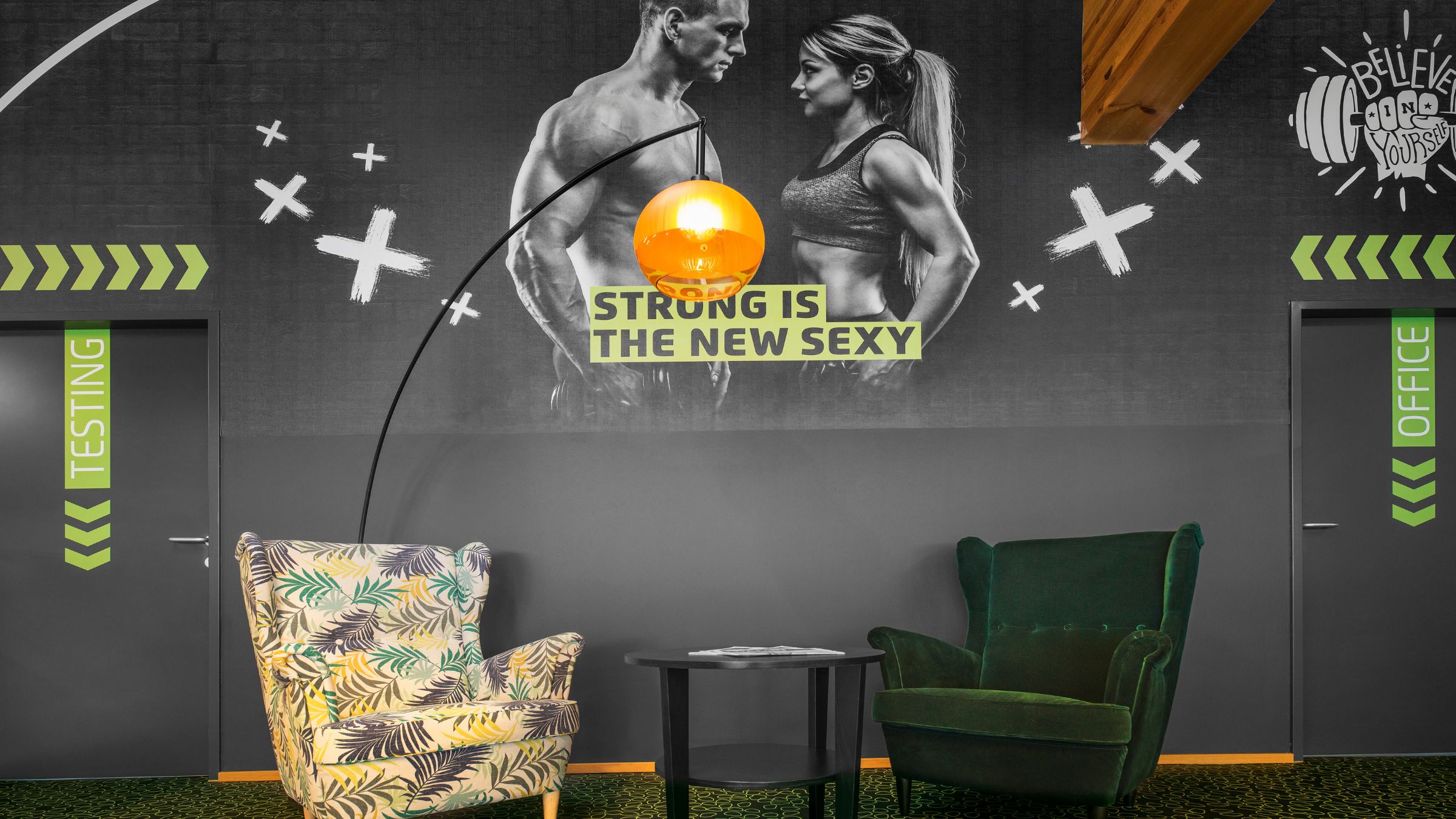 Lounge-Ansicht mit zwei Sesseln im INJOY Fitnessstudio Hallwang.