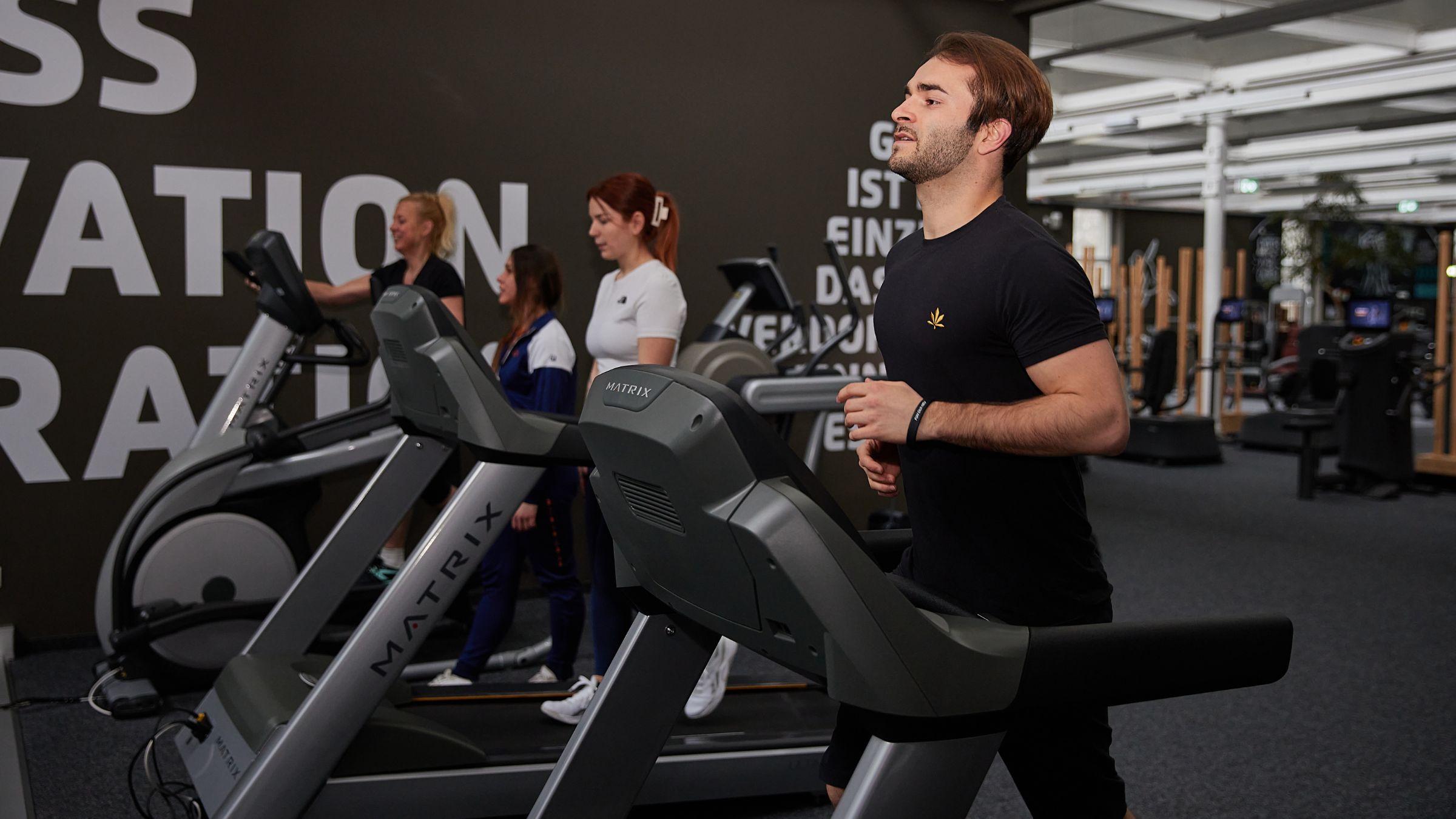 Drei Personen auf der Laufbahn im INJOY Fitnessstudio Bregenz.