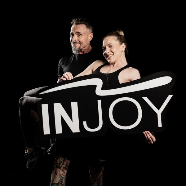 INJOY Inhaber mit großem INJOY Logo