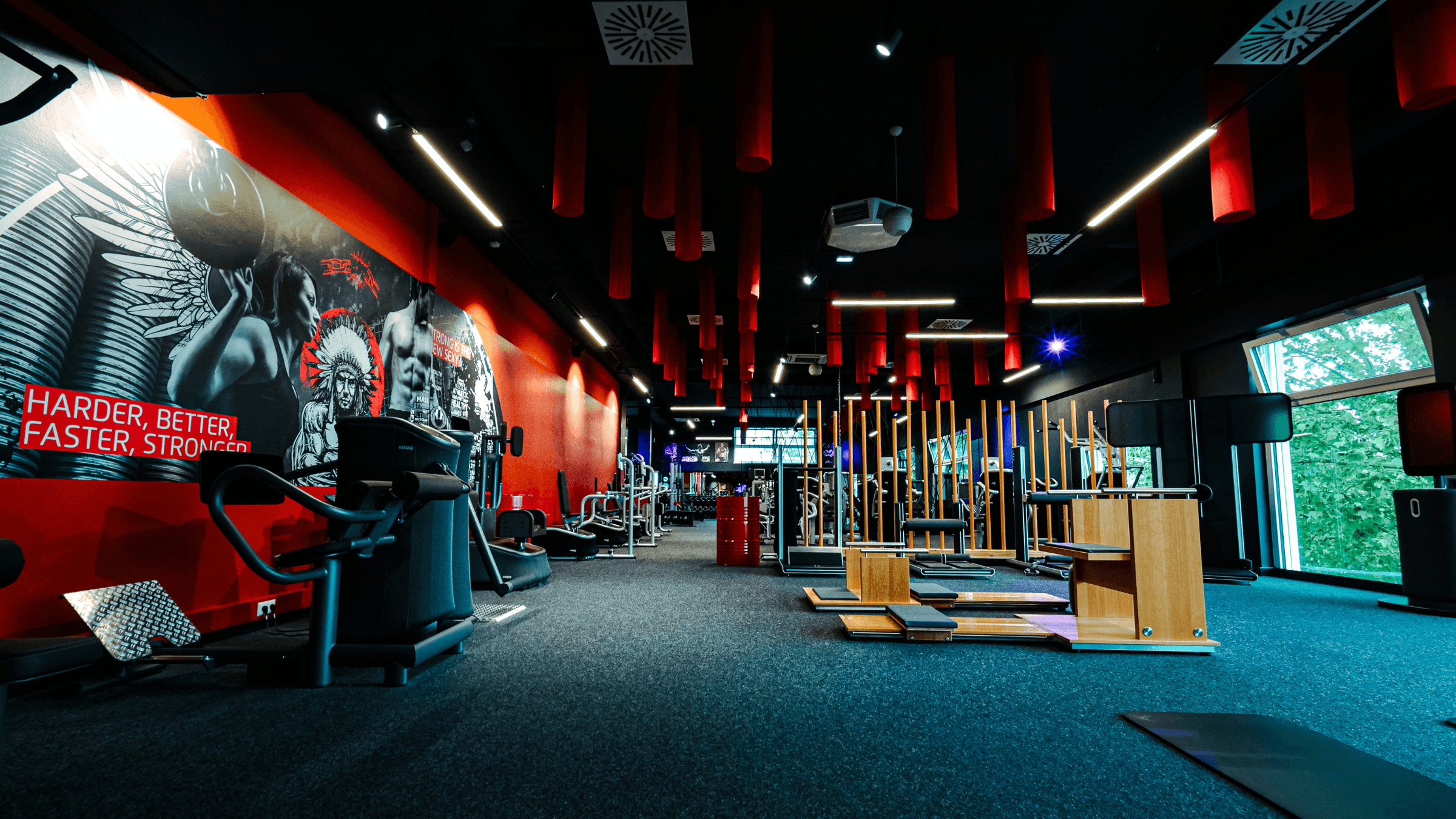 Ein Trainingsbereich mit eGYM- und flexx-Geräten im Fitnessstudio INJOY Perg.