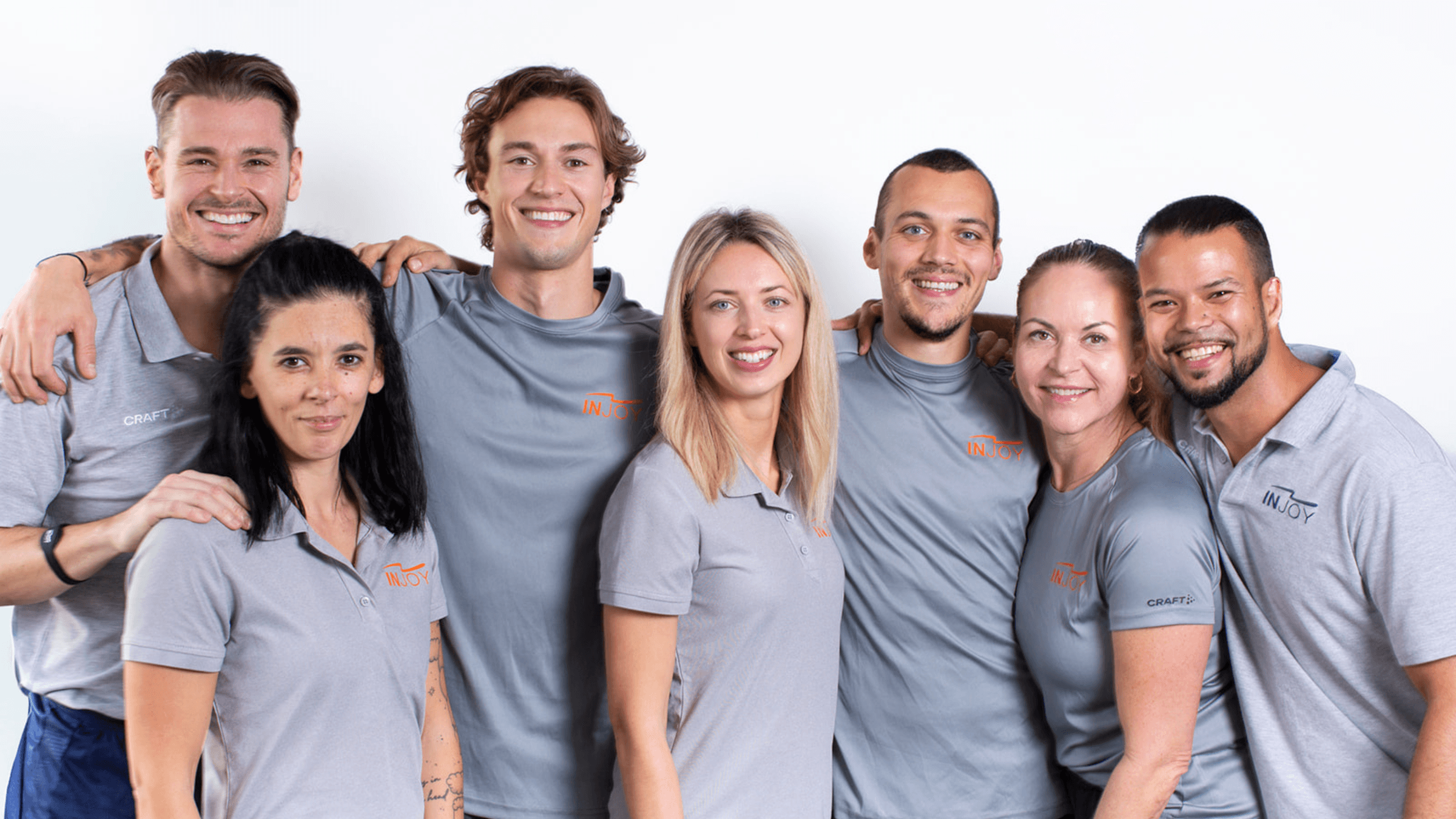 Eine Gruppenbild vom Team im Fitnessstudio INJOY Klagenfurt.