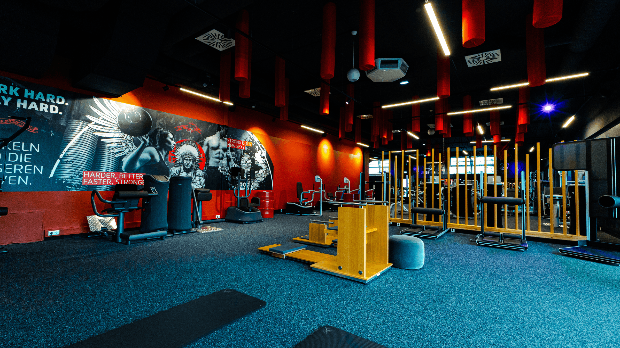 Ein Trainingsbereich mit eGYM-Geräten im Fitnessstudio INJOY Perg.