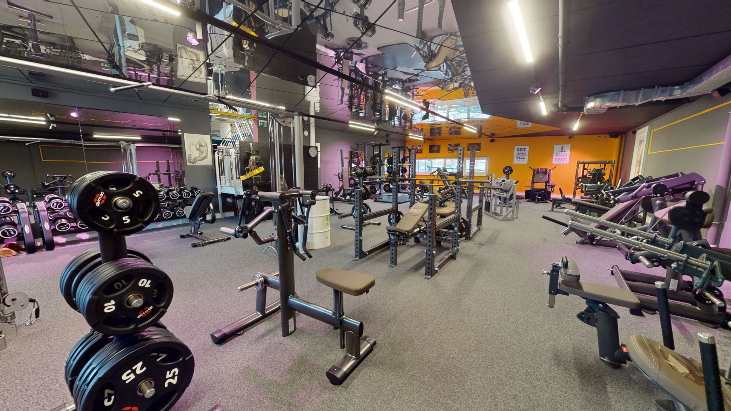 Freihantel-Trainingsfläche im INJOY Fitnessstudio Saalfelden.